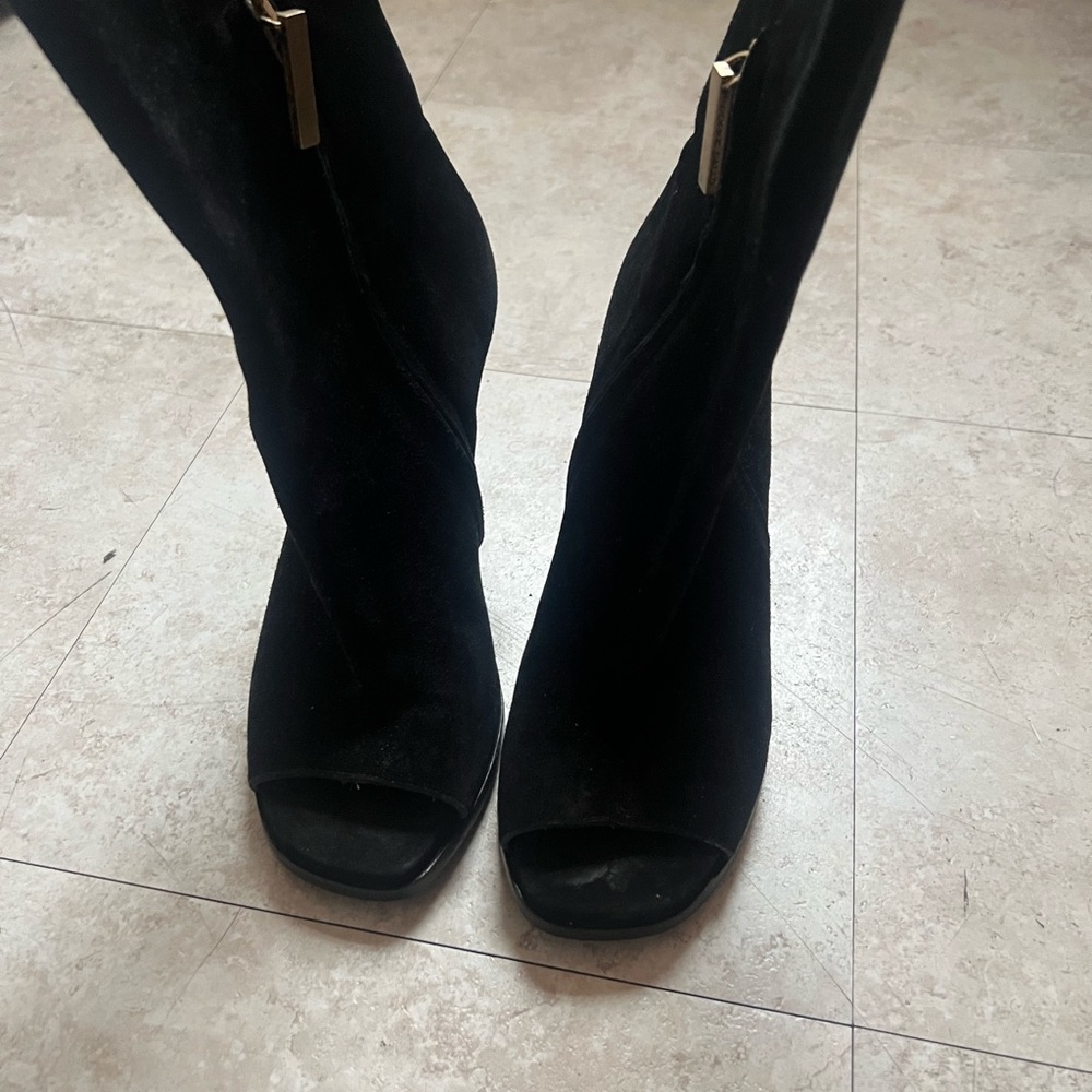 Black Heels with Zipper Closure and Suede Finish